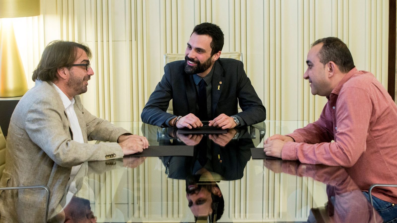 Foto: El presidente del Parlament de Cataluña, Roger Torrent (c), durante la reunión mantenida esta tarde con los secretarios generales de CCOO de Cataluña, Javier Pacheco (d) y de la UGT de Cataluña, Camil Ros (i). (EFE)