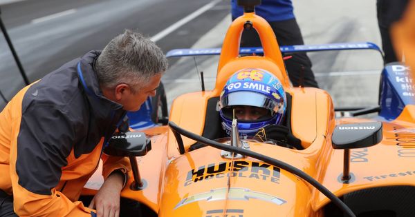 Foto: Fernando Alonso en el coche junto a Gil de Ferran. (@McLarenIndy)