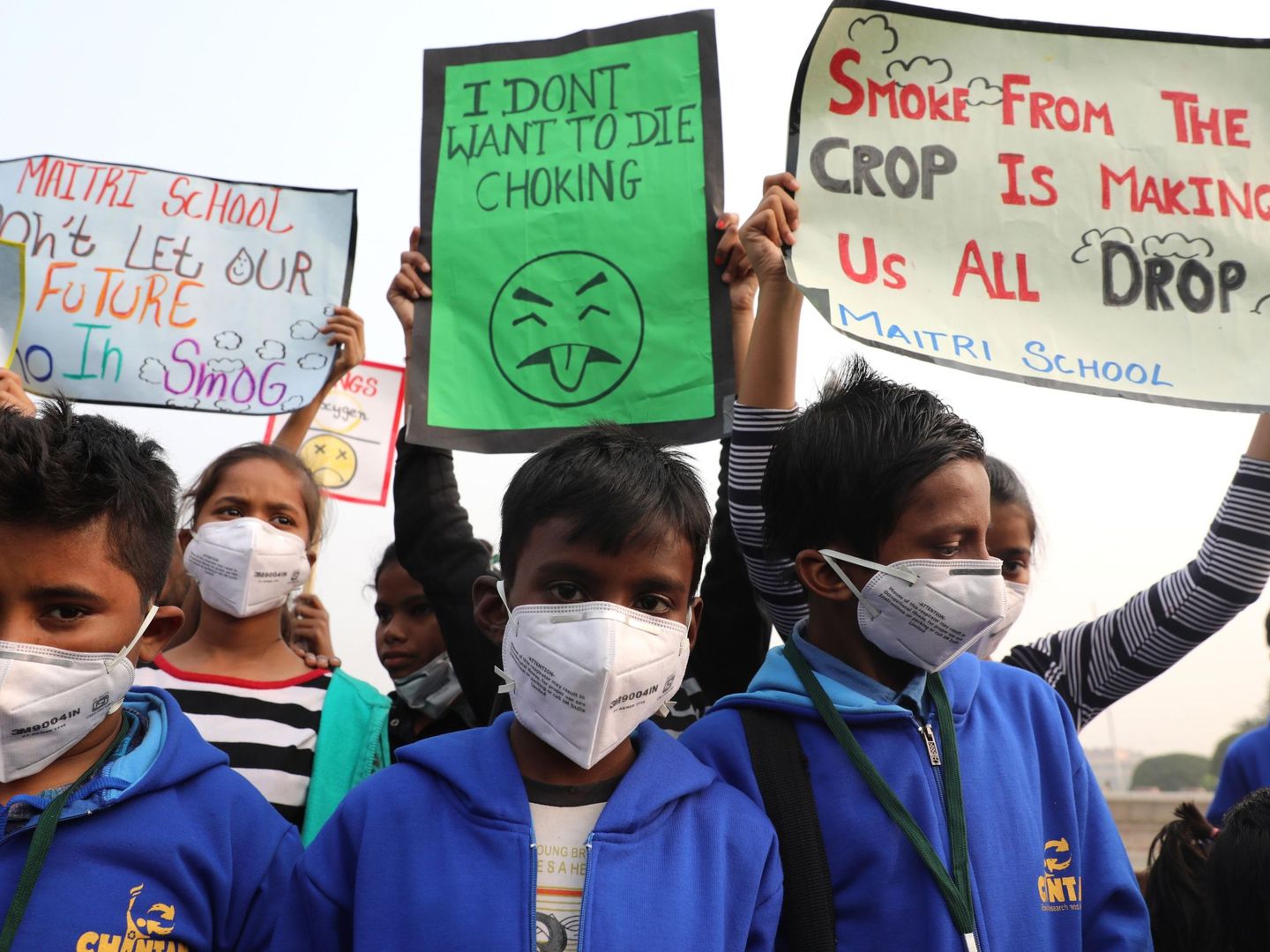 Niños indios protestando por la contaminación. (EFE)