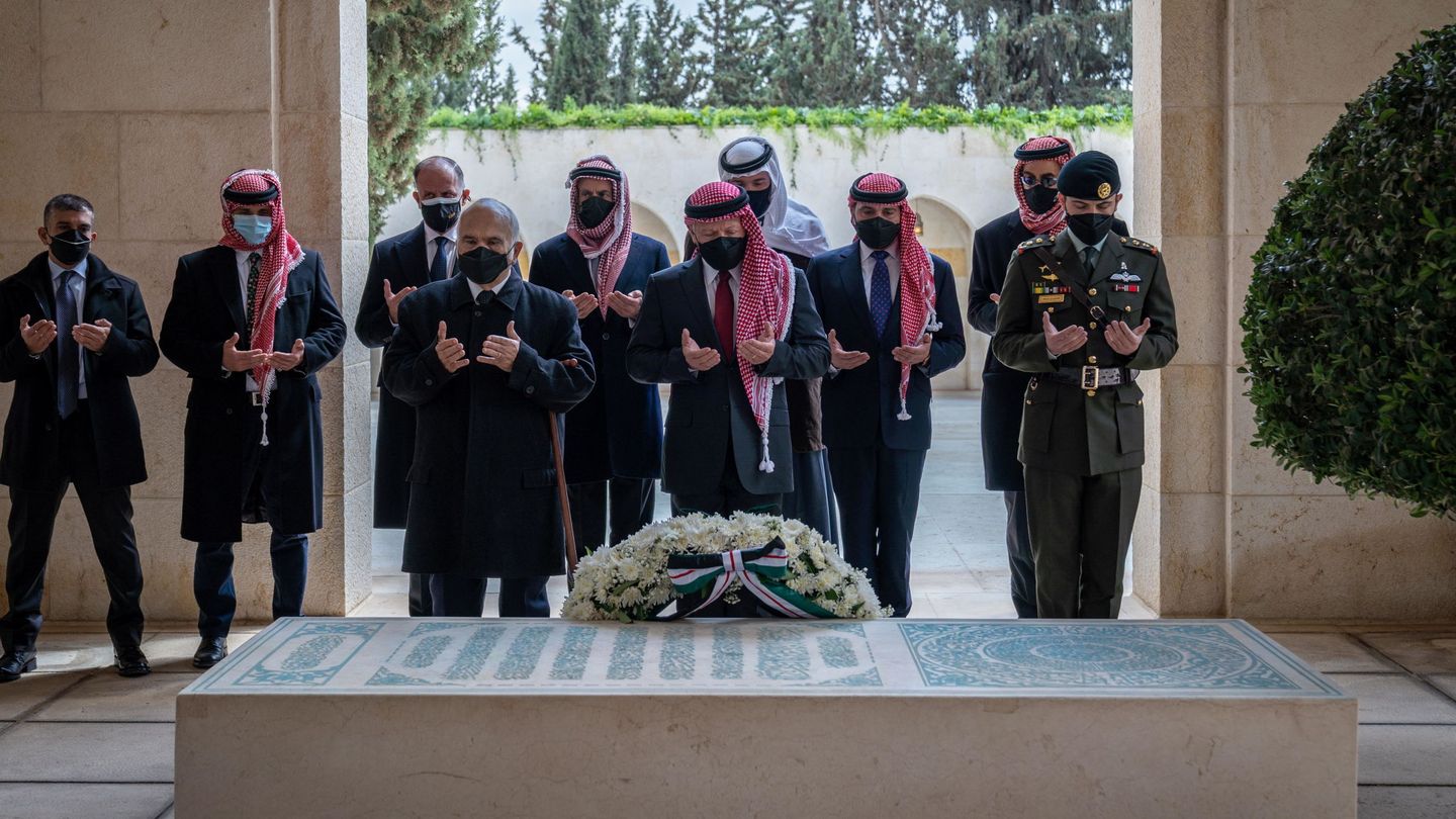 Los hombres de la familia real jordana, en la tumba de Abdalá I. (EFE)