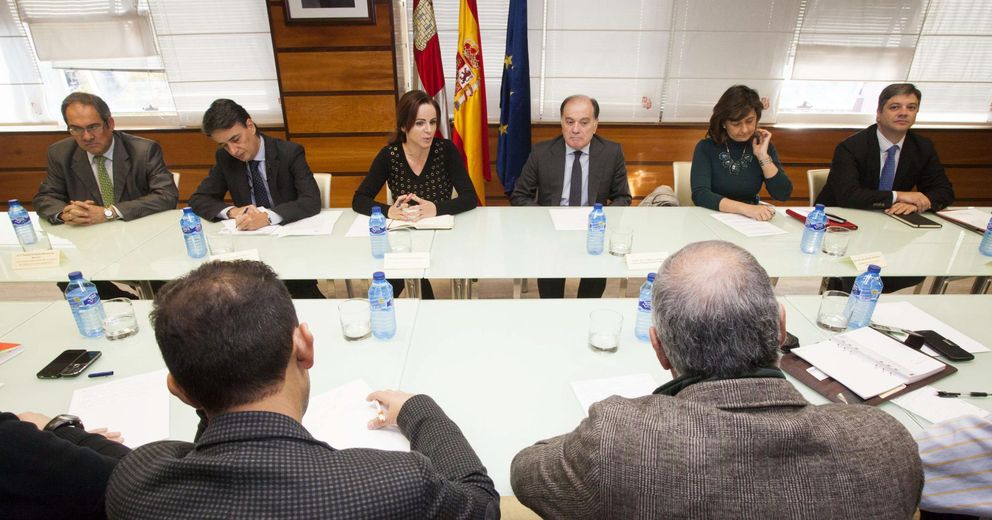 En el centro, la consejera de Agricultura, Silvia Clemente, y el de Economía, Tomás Villanueva. (Efe)