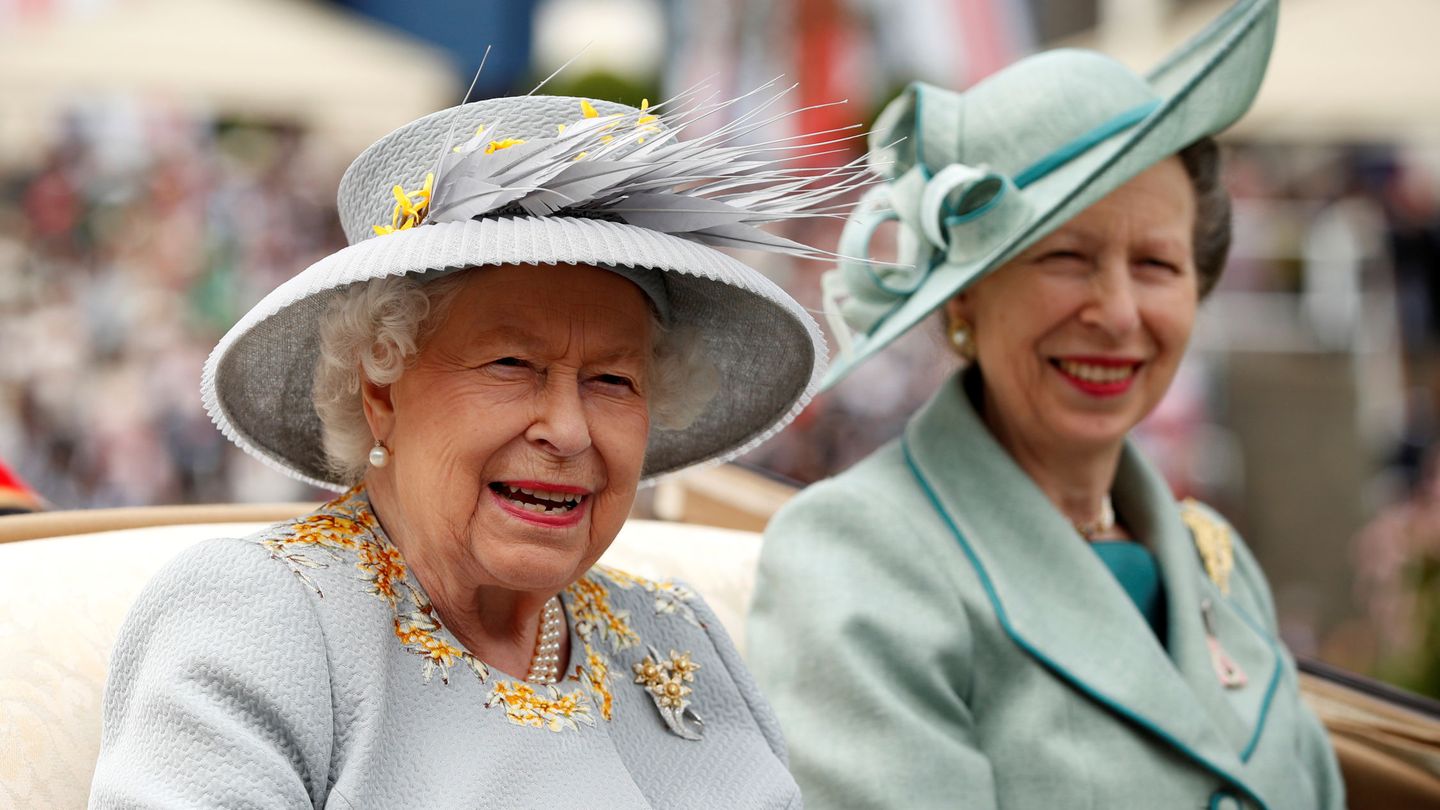 La reina con la princesa Ana. (Reuters)