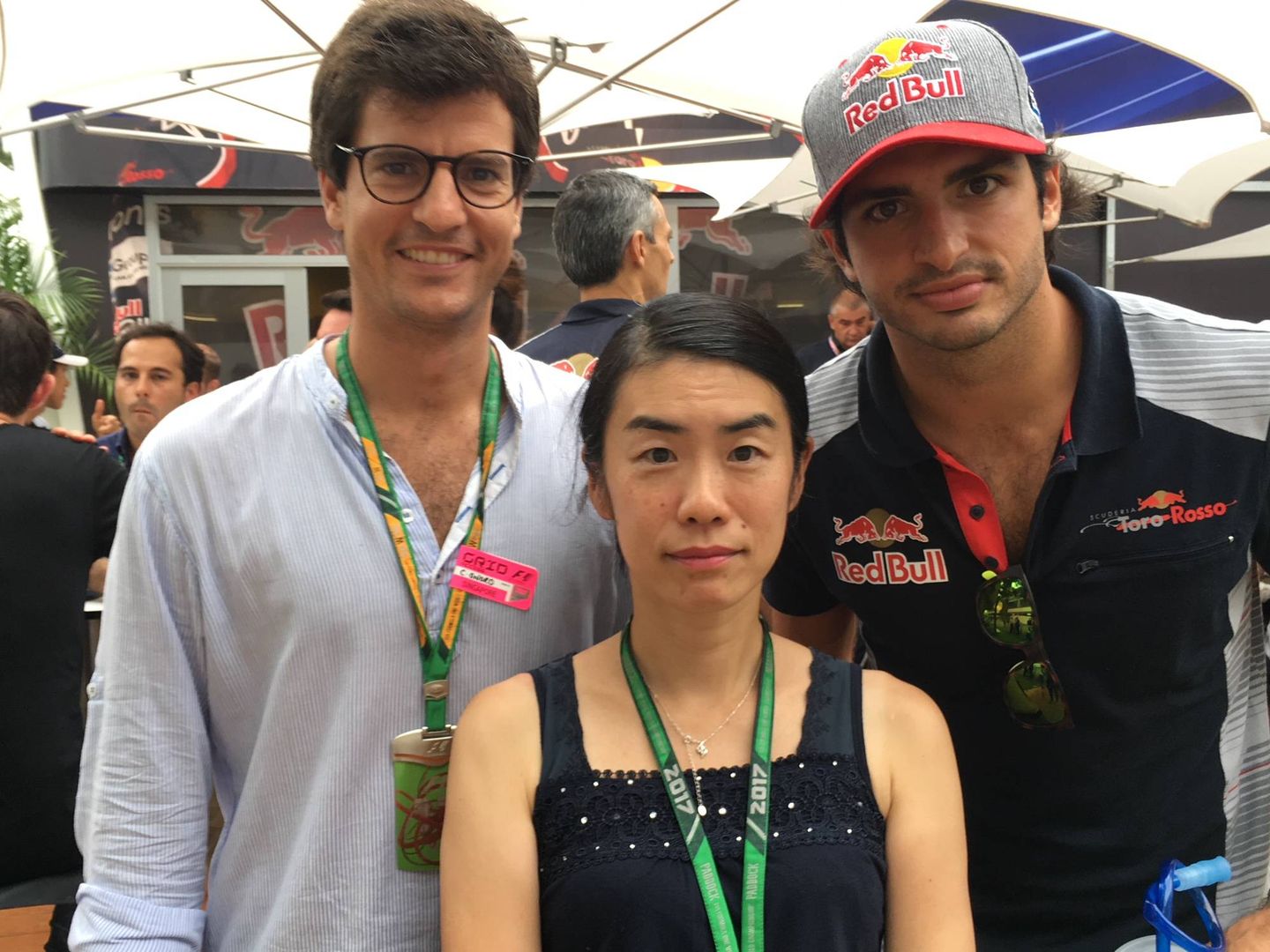 Noriko y Sainz junto a Carlos Oñoro, mánager del piloto.