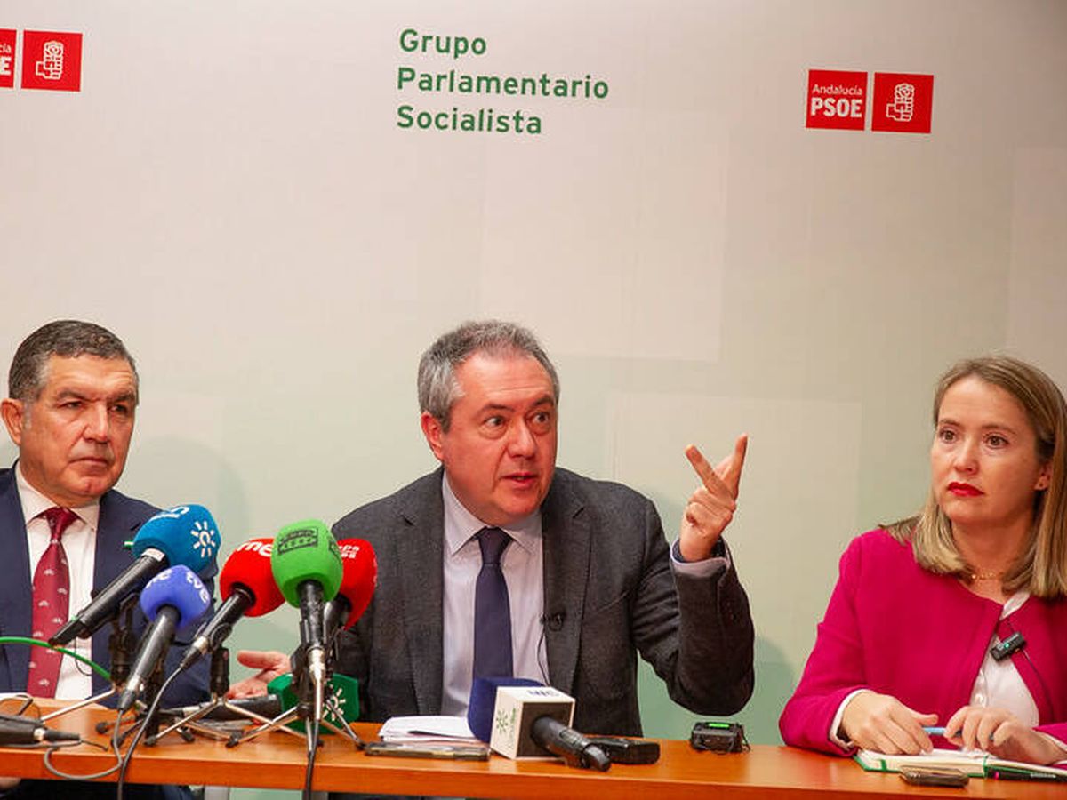 Foto: Gáspar Llanes, junto a Espadas, en el centro, y Alicia Murillo, portavoz parlamentaria de Economía, Hacienda y Fondos Europeos. (PSOE-A)