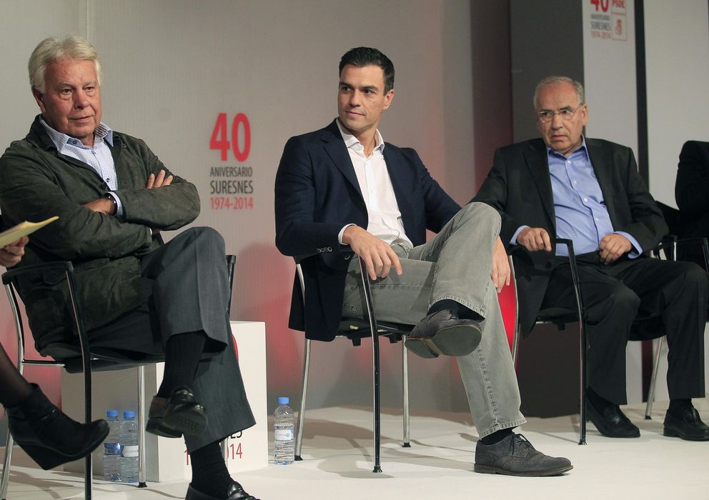 Foto: González, Pedro Sánchez y Alfonso Guerra (EFE)