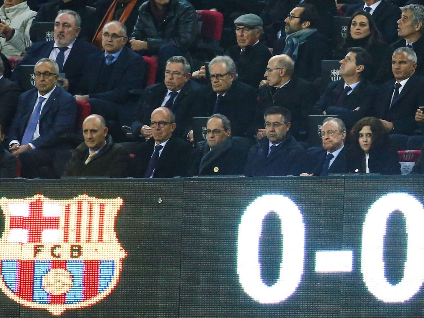Bartomeu junto a Florentino en el palco del Camp Nou durante el Clásico. (Efe)