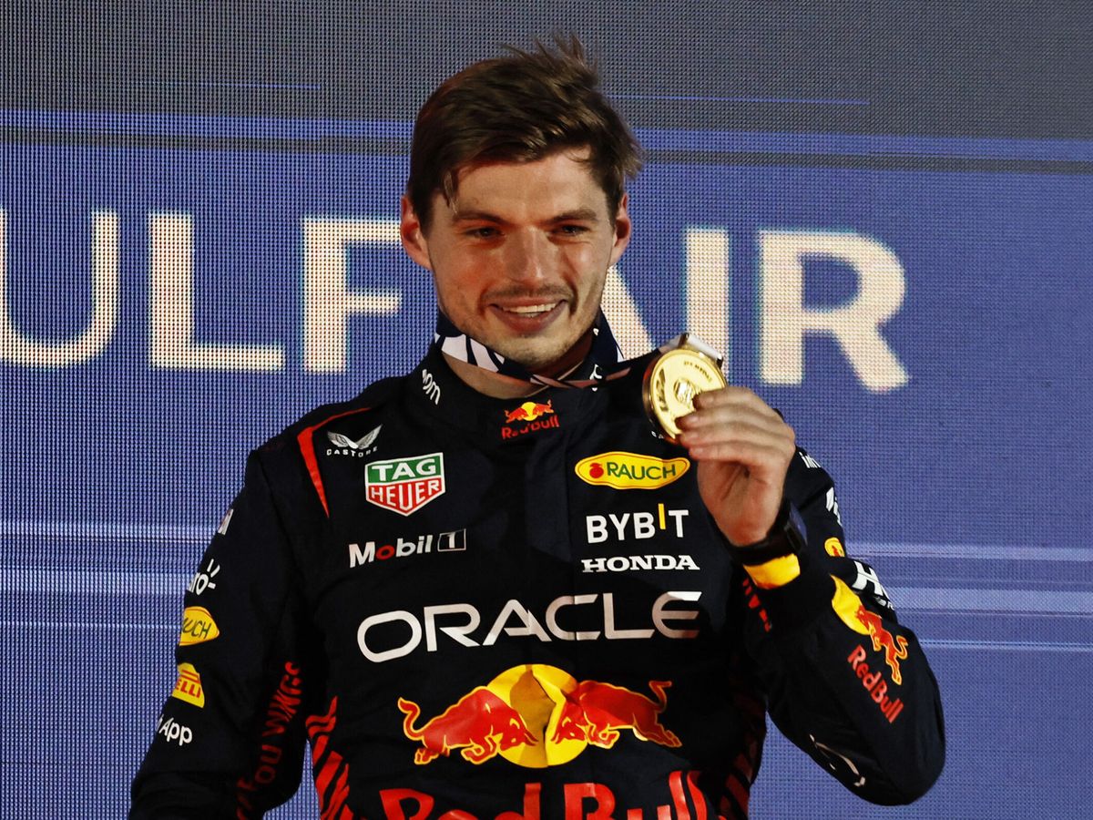 Foto: Max Verstappen, con su medalla en Baréin. (Reuters/Hamad I Mohammed)
