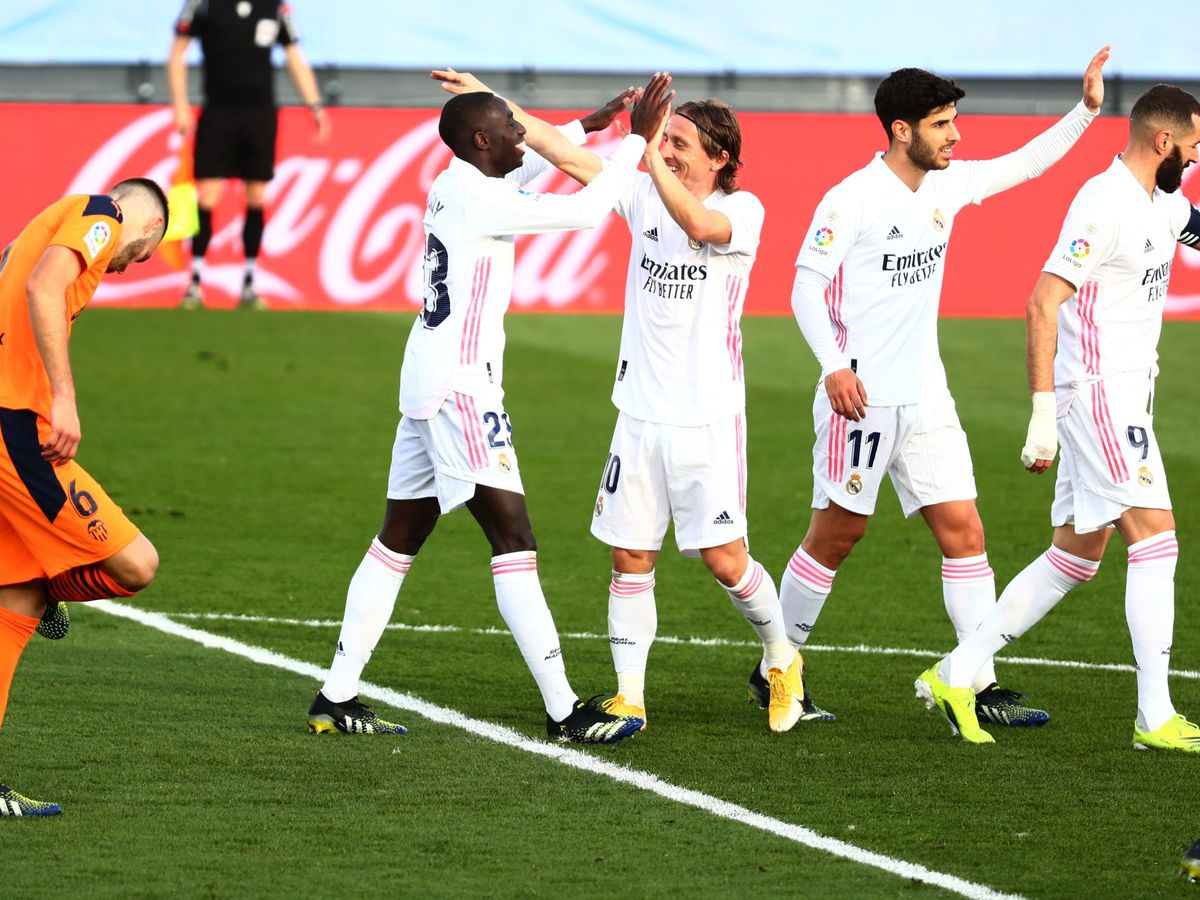 Foto: Los jugadores del Real Madrid celebran el gol anulado de Ferland Mendy. (Reuters)