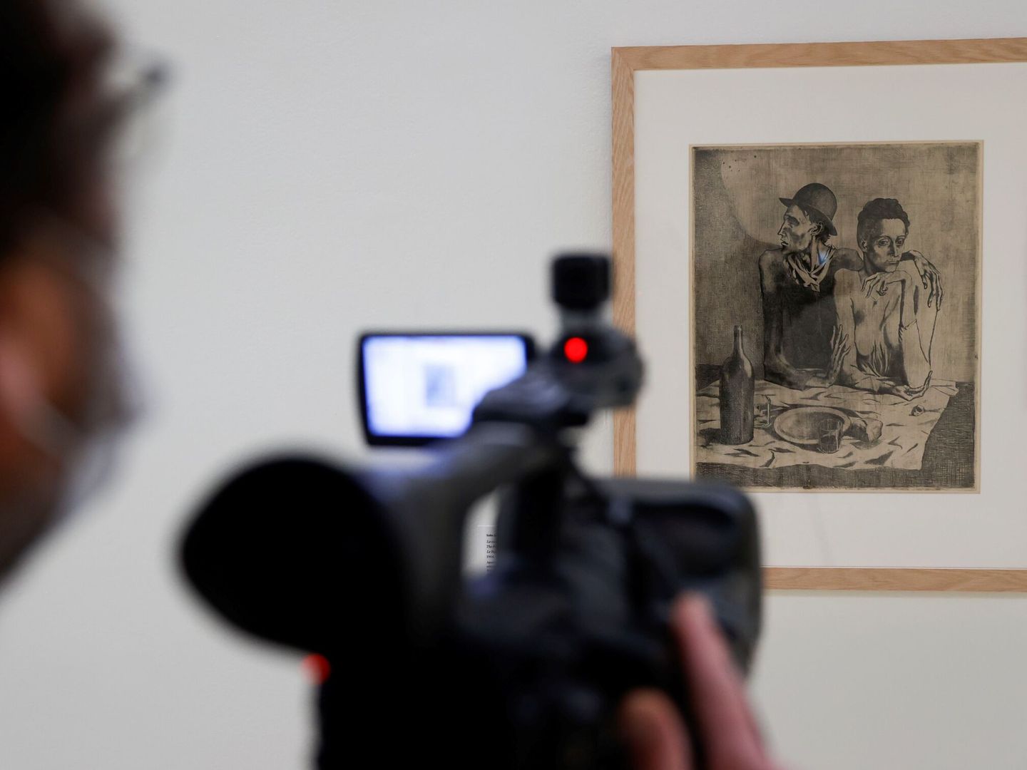 Una cámara capta 'La comida frugal', una de las obras de Picasso que se puede ver en la Real Academia de San Fernando. (EFE)