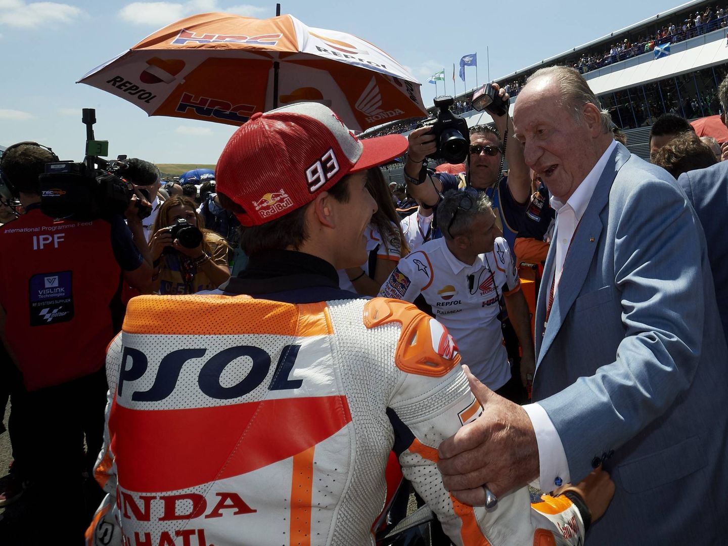 El Rey Juan Carlos saludando a Marc Márquez en el Gran Premio de Jerez. (Cordon Press)