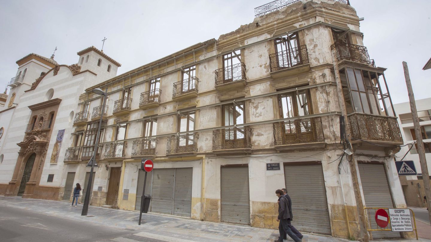 Uno de los edificios afectados por los terremotos del 11 de mayo de 2011 en Lorca. (EFE)