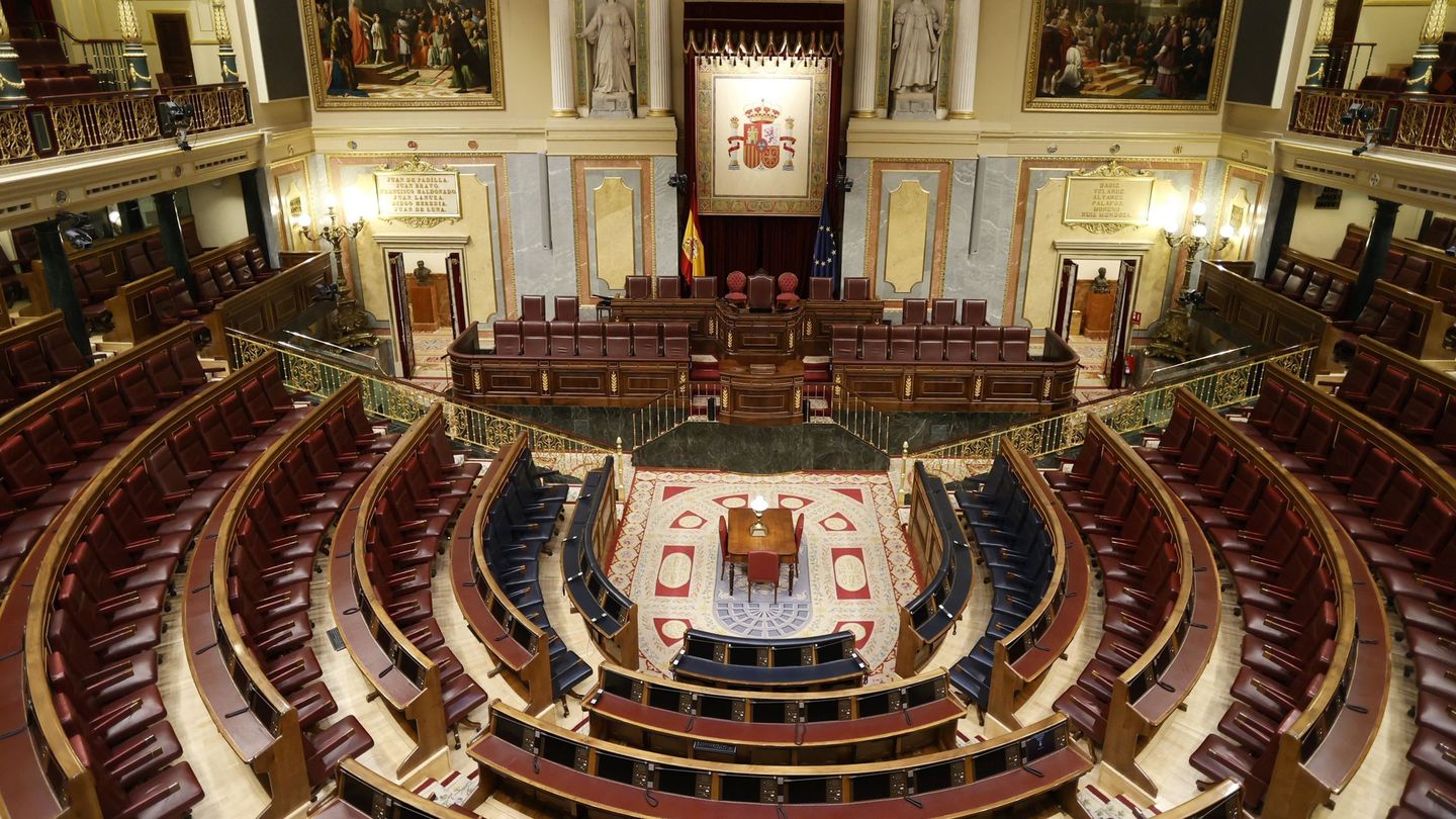 Vista del hemiciclo, este jueves, tras la suspensión de la actividad parlamentaria en el Congreso de los Diputados, en Madrid (EFE)