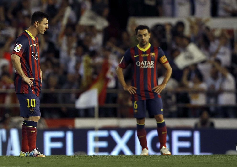 Foto: Messi y Xavi, tras encajar el primer gol de la final ante el Madrid.