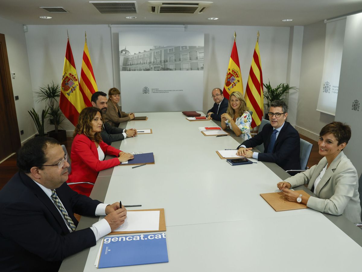 Foto: El Gobierno y la Generalitat celebran la tercera reunión de la mesa de diálogo este miércoles en el Palacio de la Moncloa. (EFE/J. J. Guillen) 