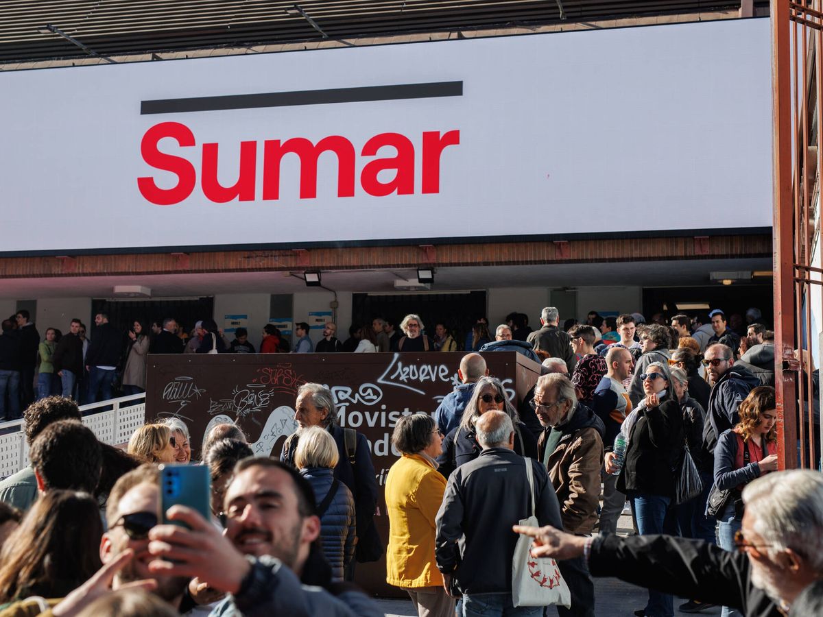 Foto: Varias personas esperan a entrar en un acto de Sumar. (Europa Press)