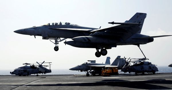 Foto: Un caza F18, aterrizando sobre un portaviones. (Reuters)