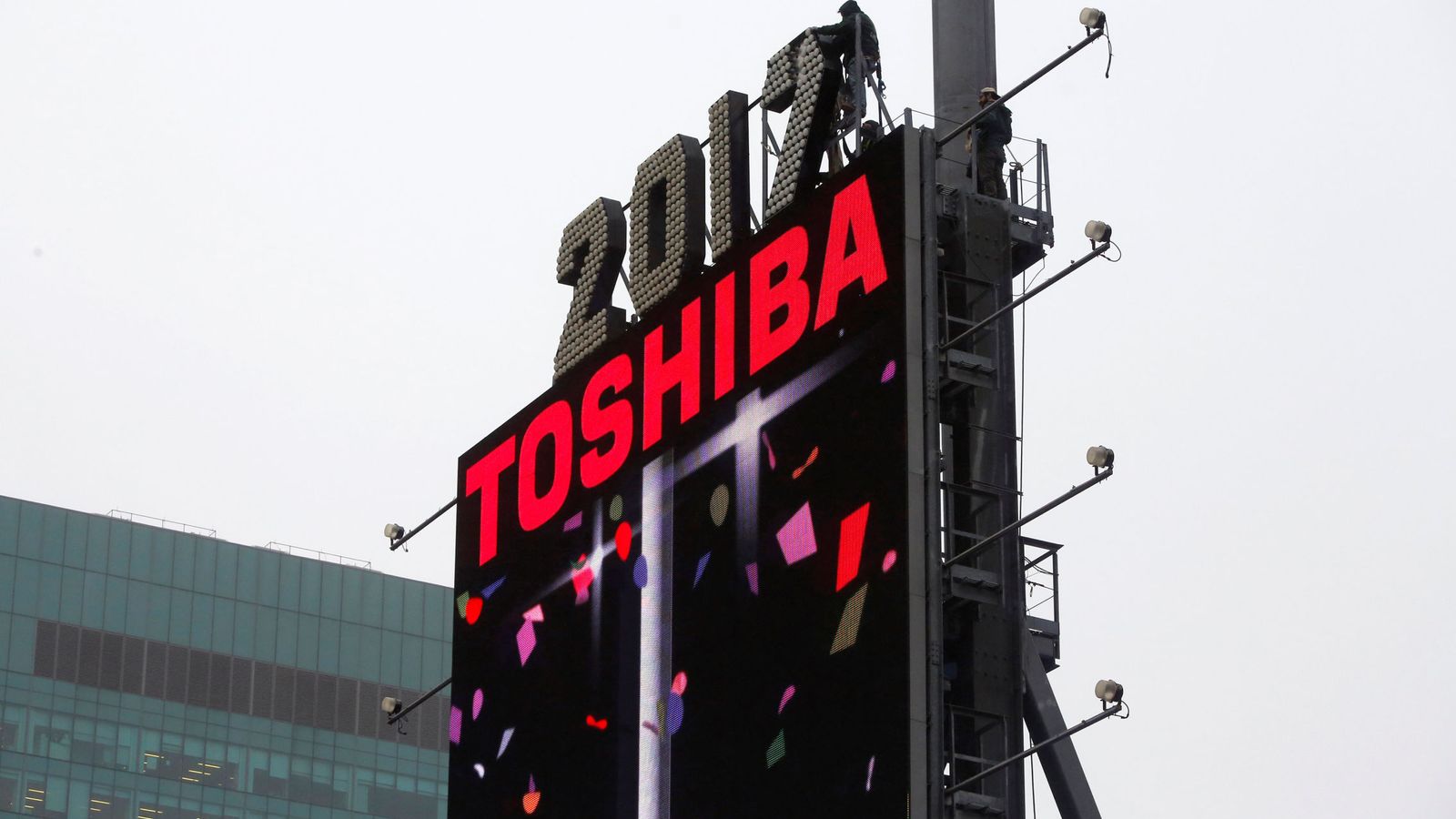 Foto: Trabajadores de Toshiba preparan el mural de fin de año en Nueva York