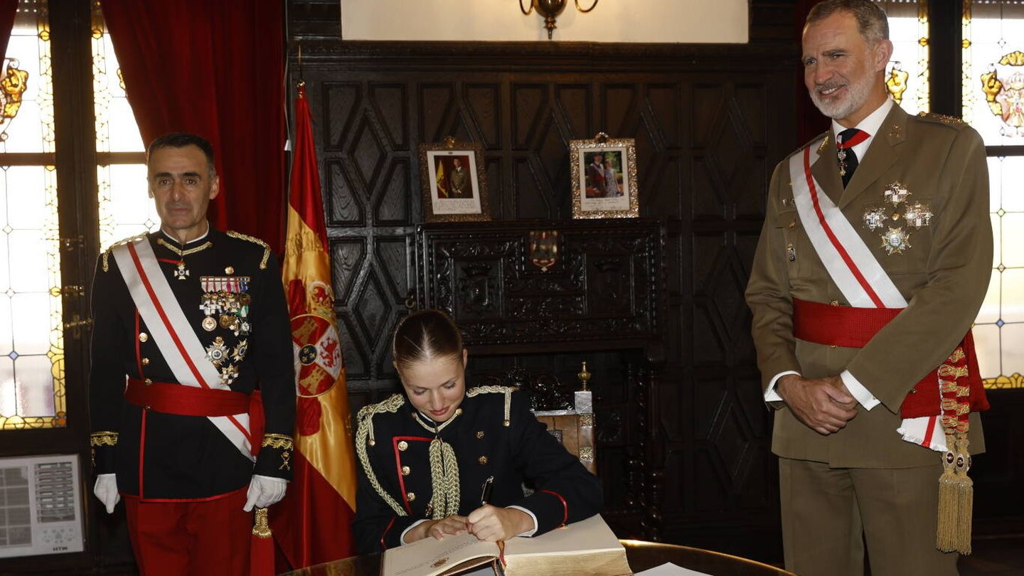 La princesa Leonor, firmando en libro de honor. (Casa Real)