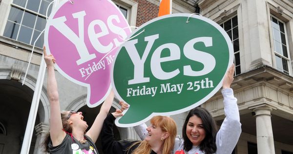 Foto: Varias mujeres celebran en Dublín los resultados de los primeros escrutinios. (EFE)
