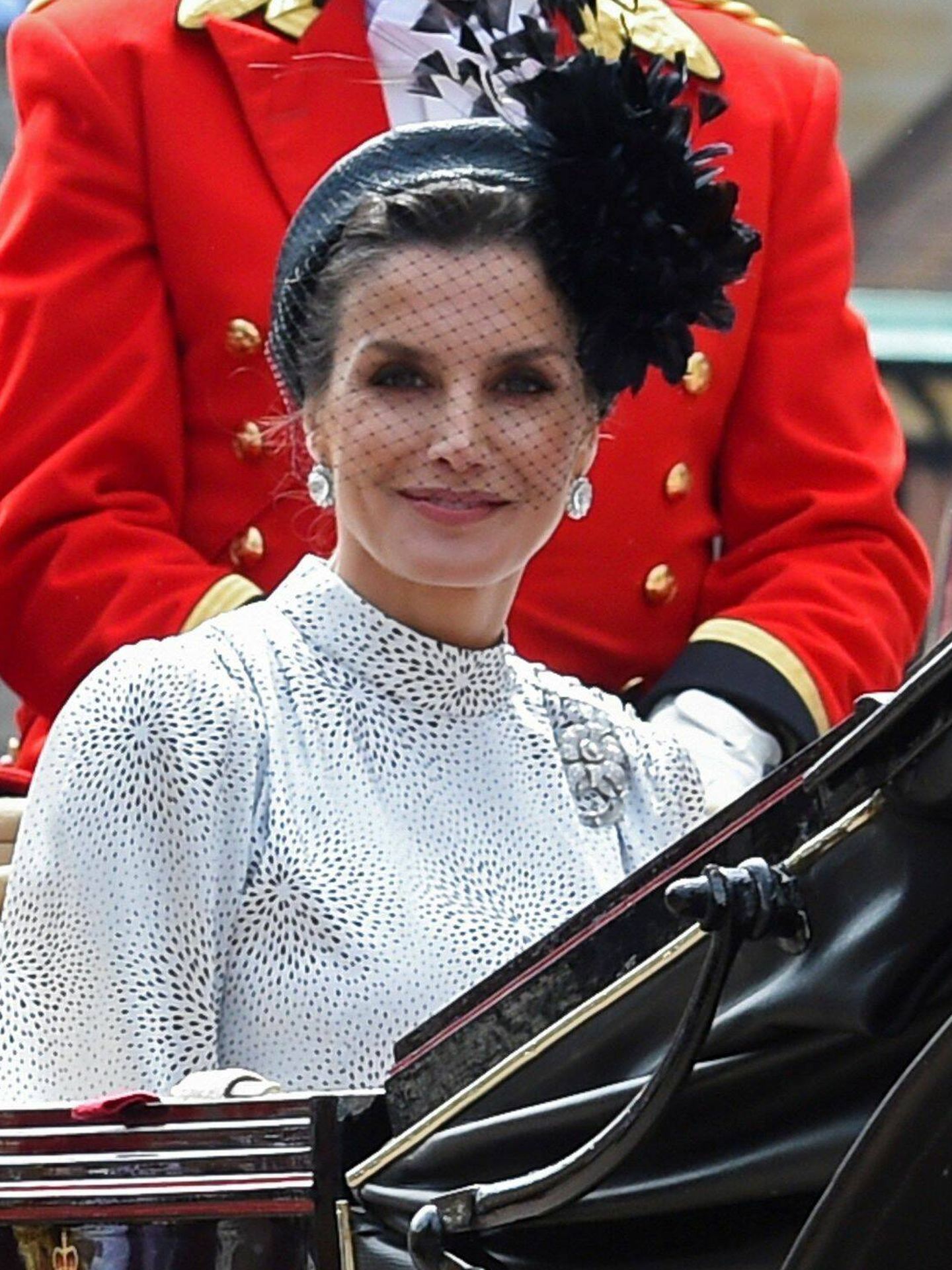  La reina Letizia, con broche floral de la reina Sofía. (EFE)