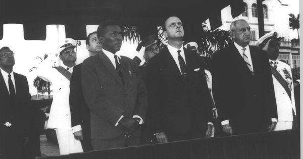 Foto: Macías, Fraga y detrás del guineano, el embajador de España Juan Durán Lóriga y el coronel Eduardo Alarcón Aguirre en Guinea el Día de la Hispanidad, 12 de otubre de 1968.