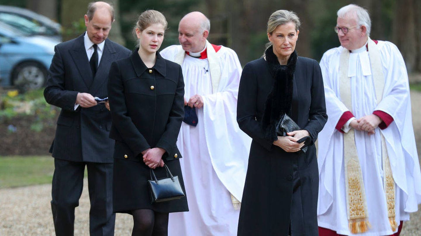 El príncipe Eduardo, con su mujer y su hija en el servicio religioso en honor al duque de Edimburgo. (Getty)