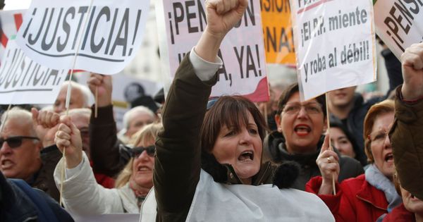 Foto: La manifestación madrileña por el sistema público de pensiones. (Juanjo Martín/EFE)