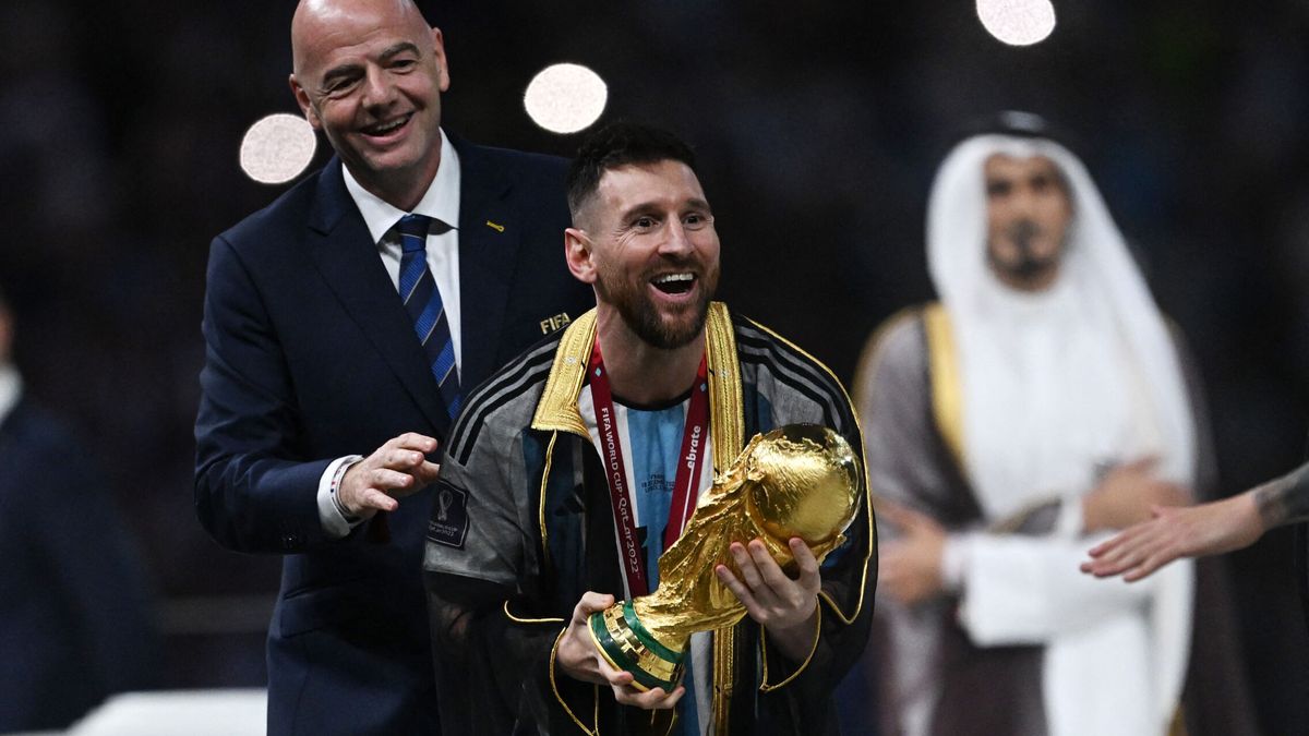 La túnica protocolaria que arruinó la foto para la historia de Messi y su Mundial