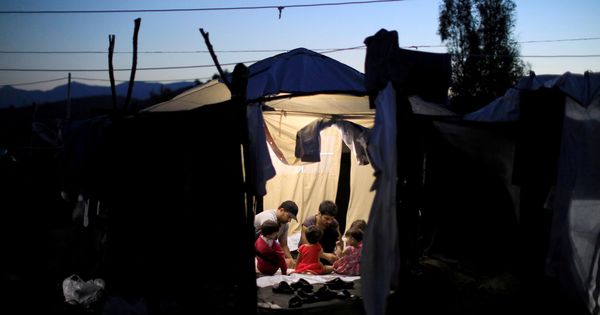 Foto: Dos migrantes y cuatro bebés en el interior de una tienda de campaña cerca del campo de refugiados de Moria, en Lesbos. (Reuters)