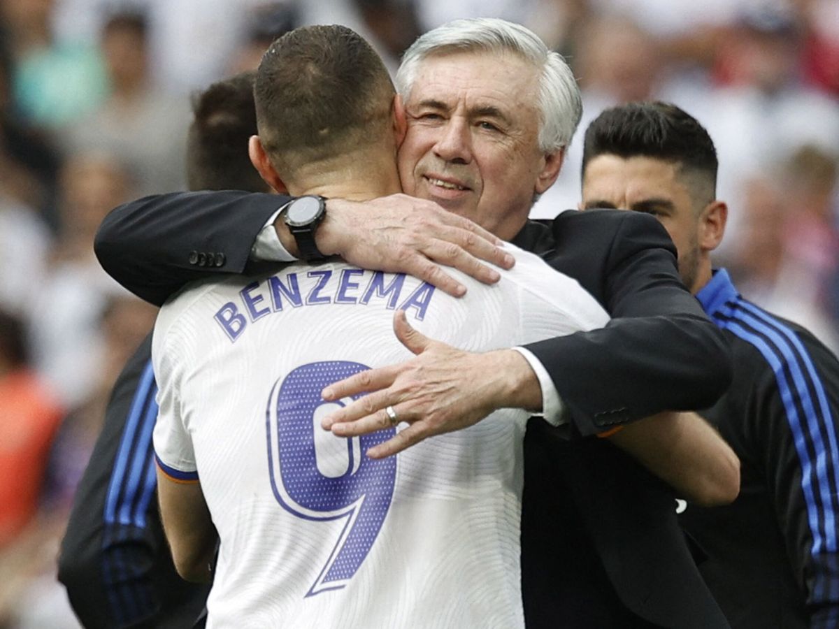 Foto: Ancelotti y Benzema se abrazan tras ser campeones. (Reuters/Susana Vera)