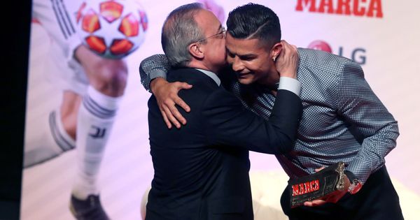 Foto: Florentino Pérez y Cristiano Ronaldo durante el acto de entrega del premio 'Marca Leyenda' al futbolista portugués. (Reuters)