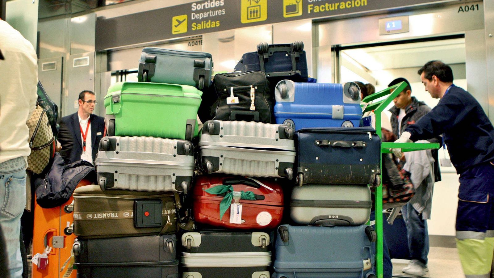 Foto: Las maletas de los españoles son una caja de sorpresas (EFE)