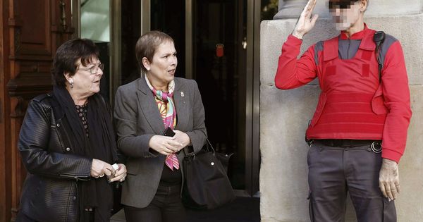 Foto: María José Beaumont (izquierda) y Uxue Barkos salen del Parlamento de Navarra tras una sesión. (EFE)