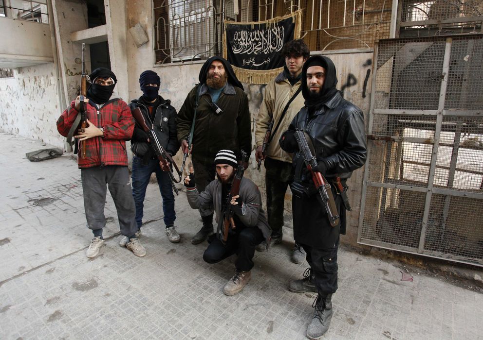 Foto: Miembros de la milicia Frente al Nusra, vinculada a Al Qaeda, posan para las cámaras en Karaj al-Hajez, Siria (Reuters). 