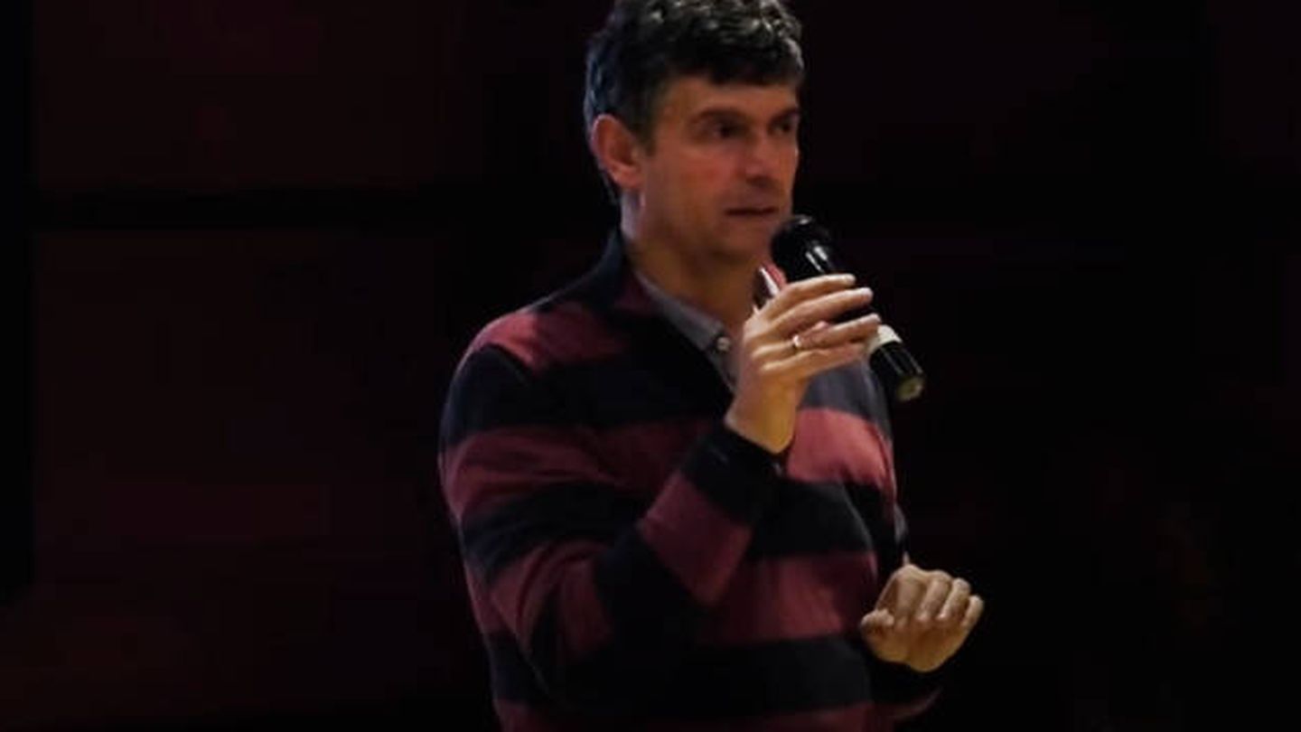 Enrique Serrano durante una conferencia. (Youtube)