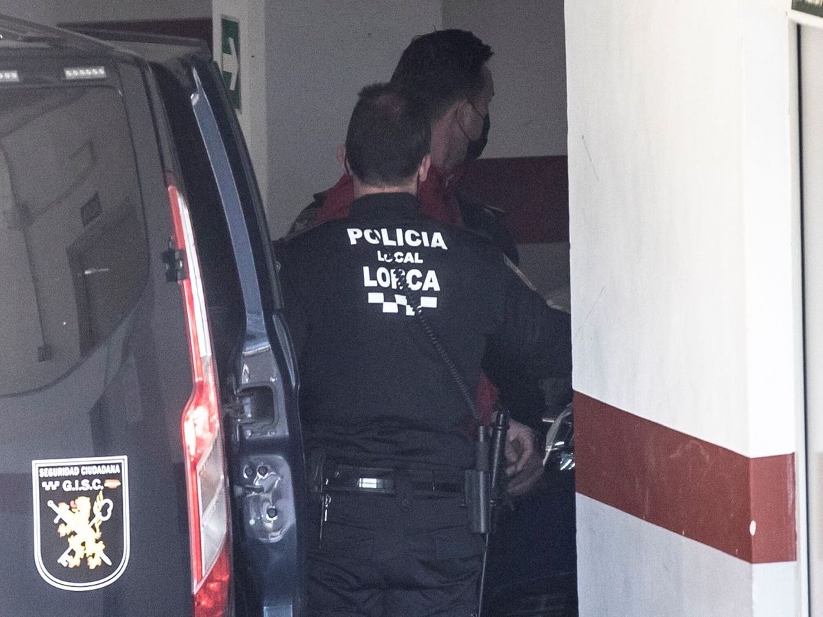 Foto: Arrestado uno de los asaltantes del pleno del Ayuntamiento de Lorca. (EFE/Marcial Guillén)