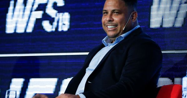 Foto: Ronaldo Nazario, sonriente, durante la presentación de un acto. (Efe)