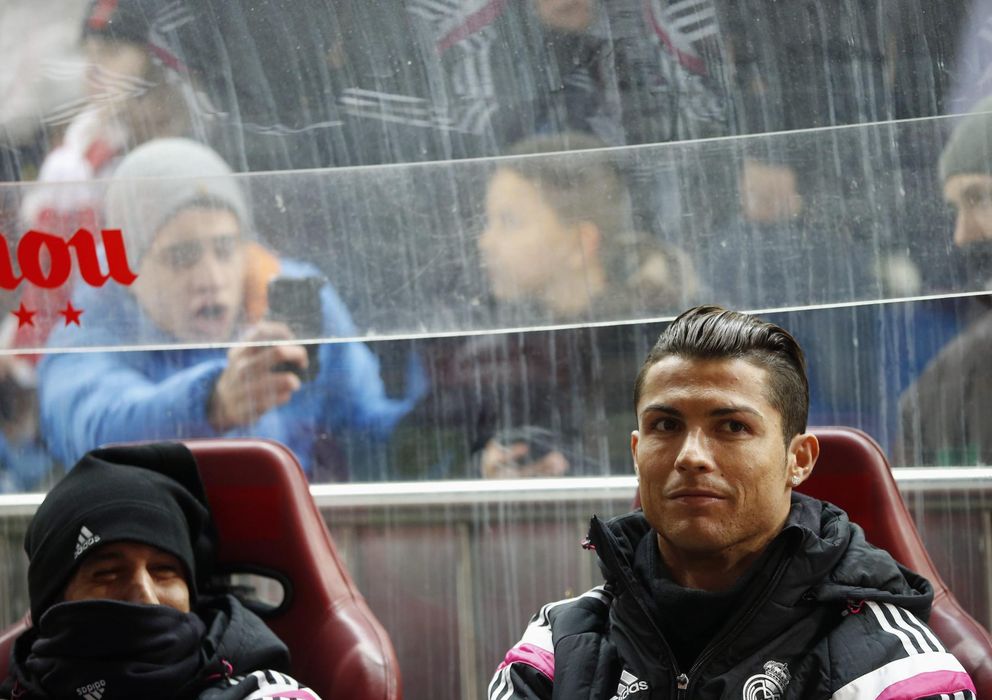 Foto: Cristiano Ronaldo, en el banquillo del Vicente Calderón en la Copa del Rey.