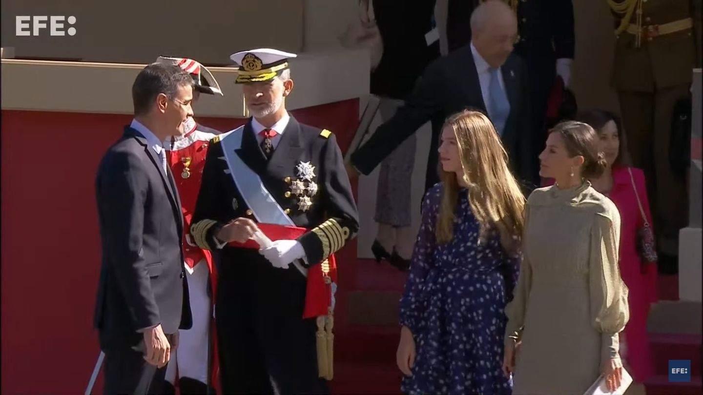 Los reyes, junto a la infanta Sofía y el presidente del Gobierno, se disponen para despedir a las autoridades. (EFE)