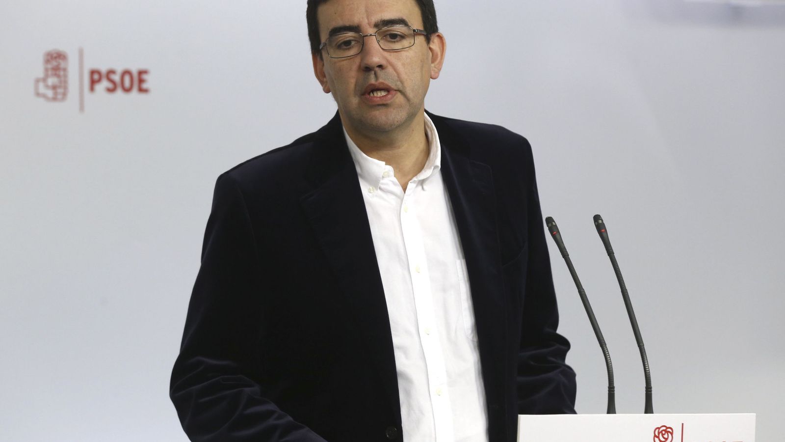Foto: El dirigente andaluz Mario Jiménez, portavoz de la gestora del PSOE, este 30 de diciembre durante su balance del año. (EFE)