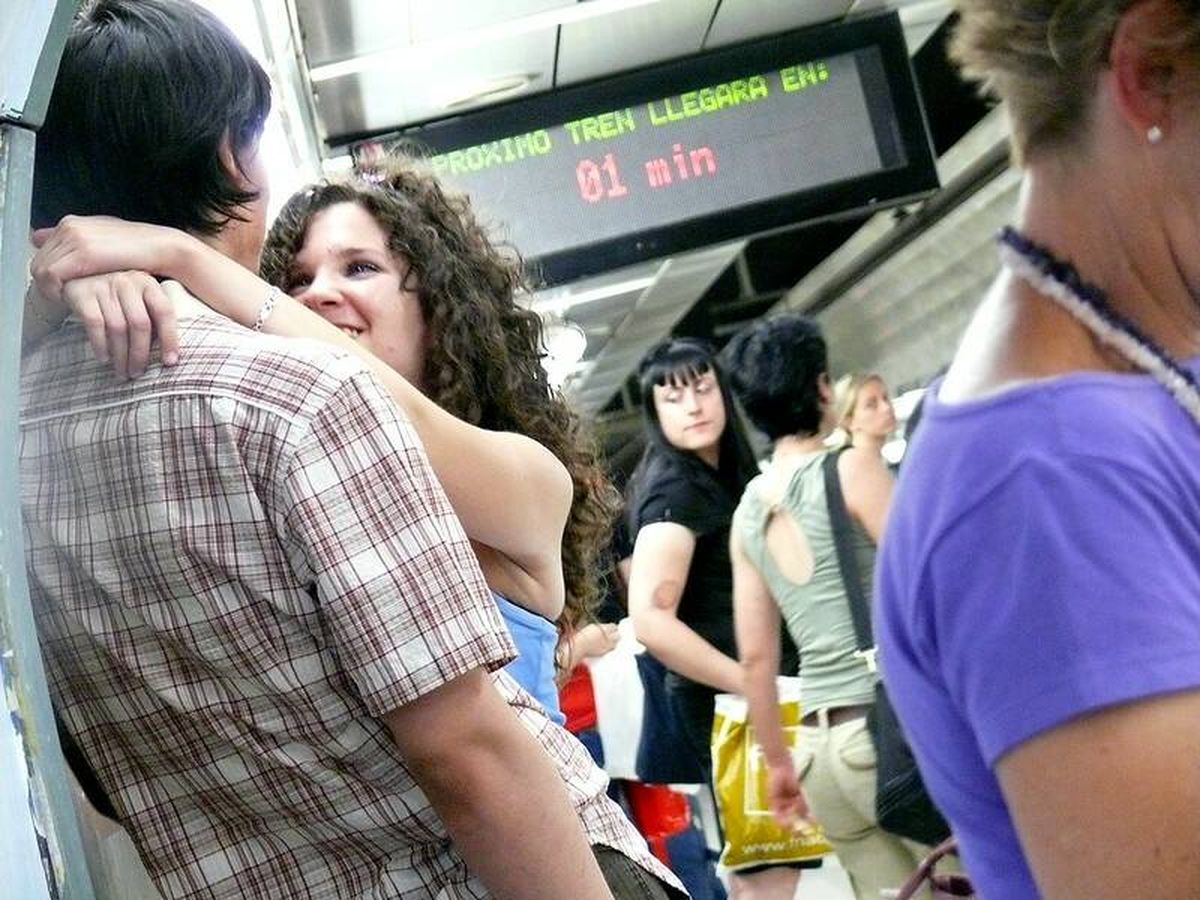 Foto: Un milagro en el metro de Madrid (en el cartel). (CC/Javier Sánchez Salcedo)