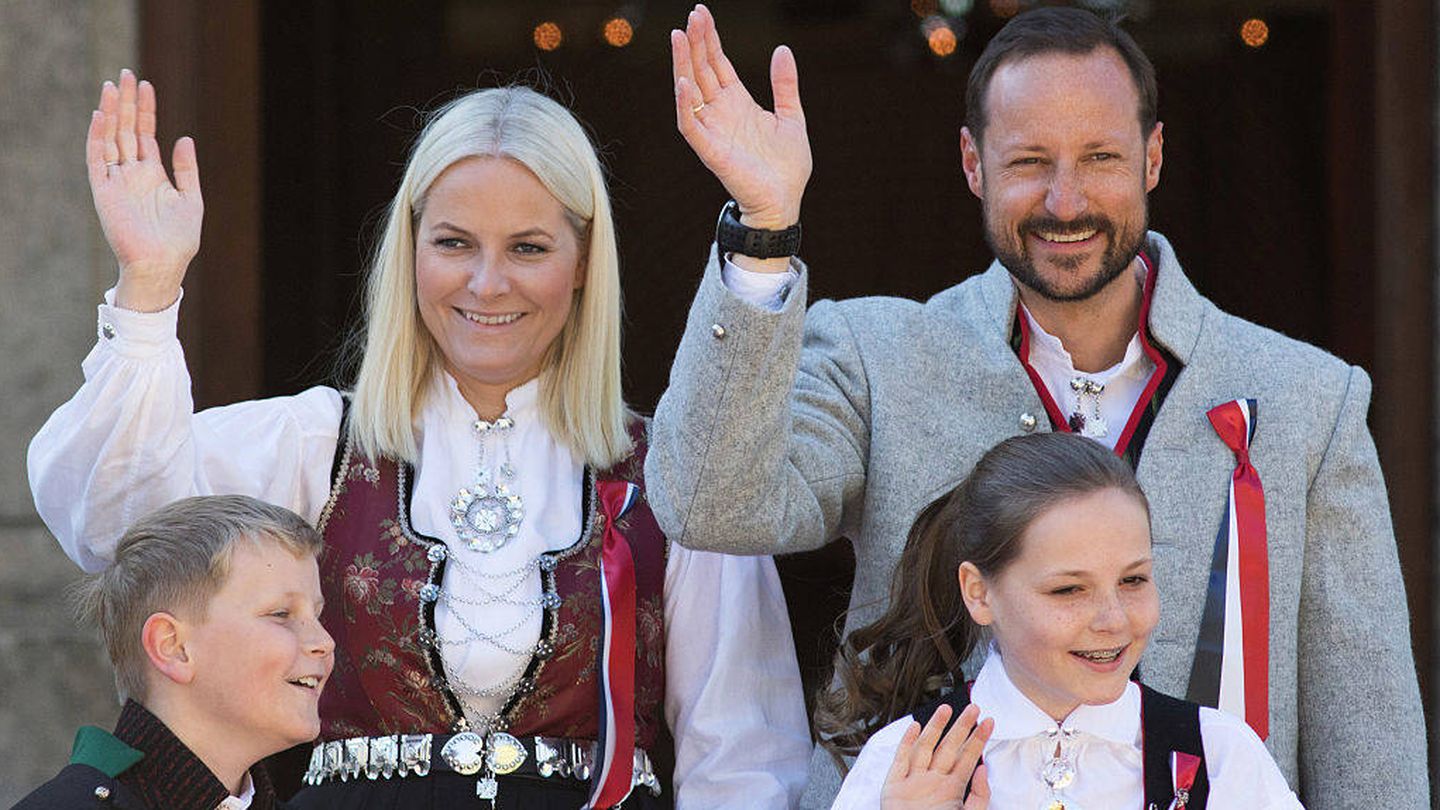 Los príncipes Haakon y Mette Marit, Sverre Magnus e Ingrid Alexandra de Noruega, en 2016. (Getty)