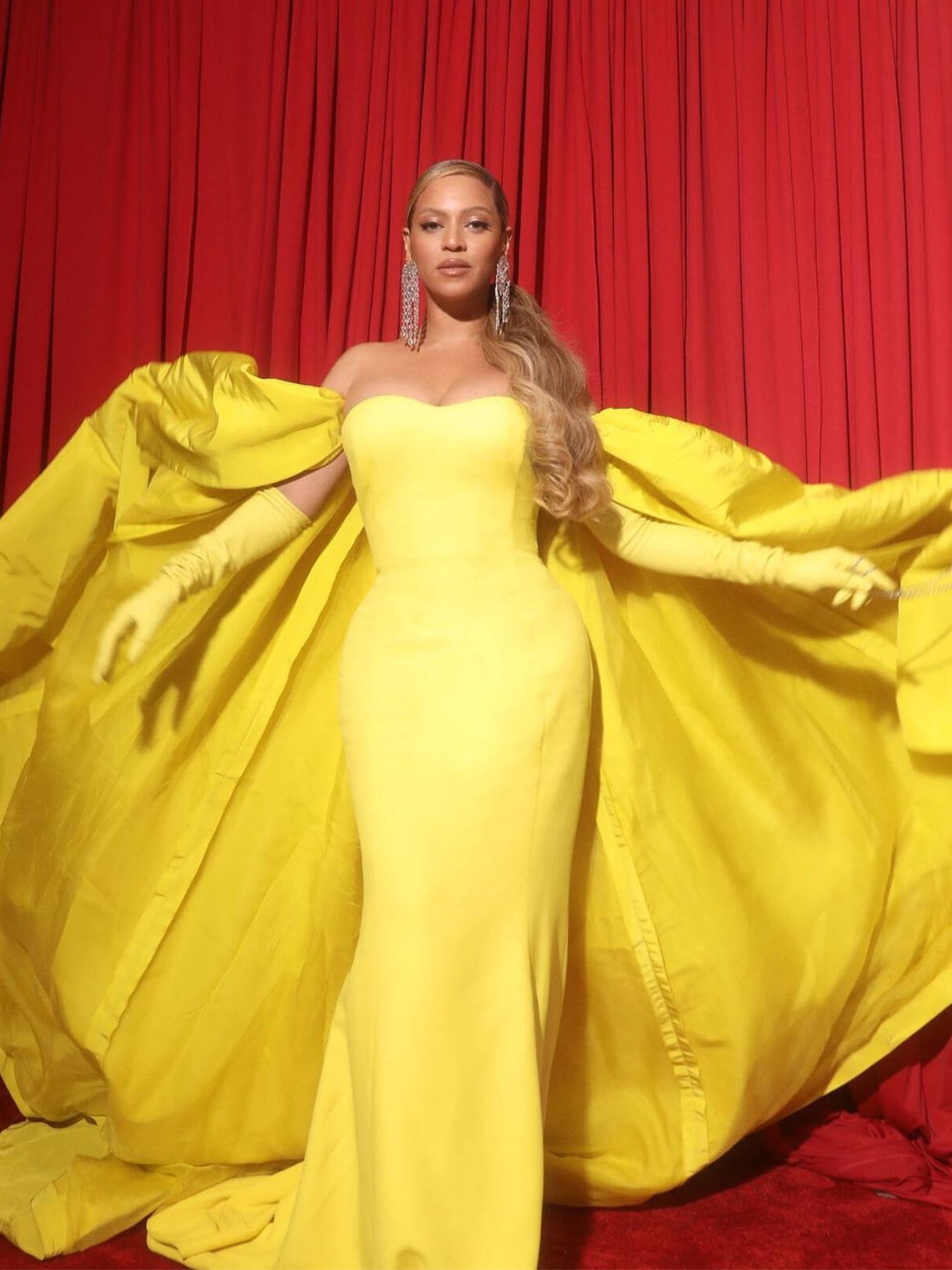 Beyoncé, con su diseño de Valentino para los Premios Oscar 2022. (Instagram/@beyonce)