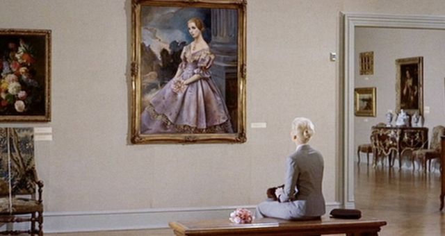 Novak, observando el retrato de Carlota. (Universal)