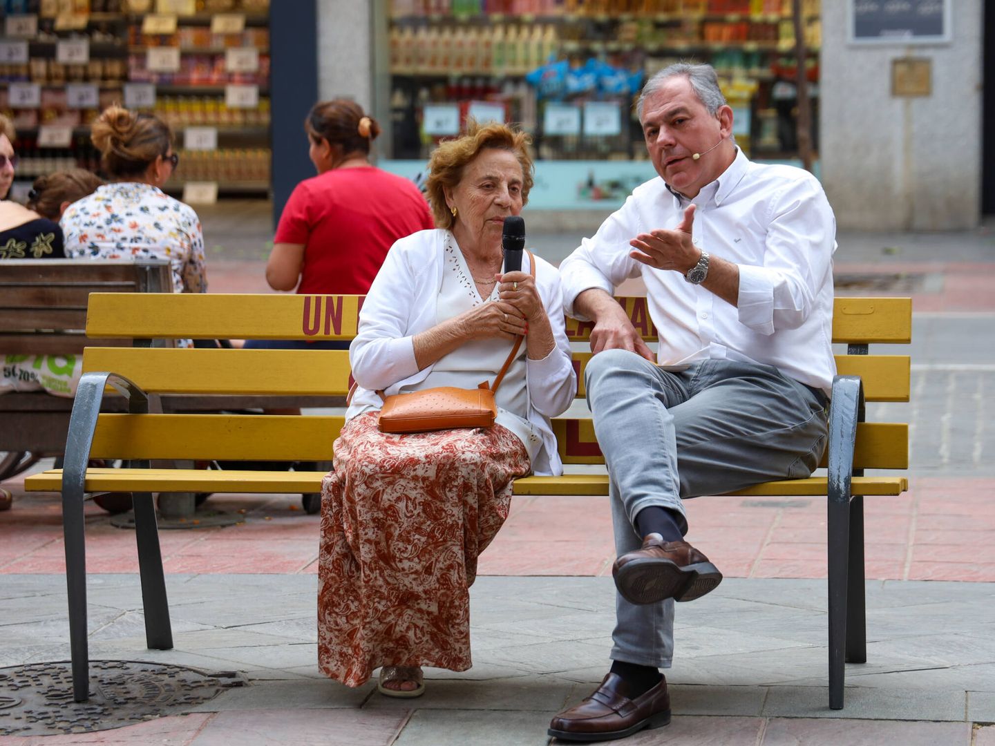 José Luis Sanz conversa con una vecina de Sevilla en el barrio de Los Remedios. 