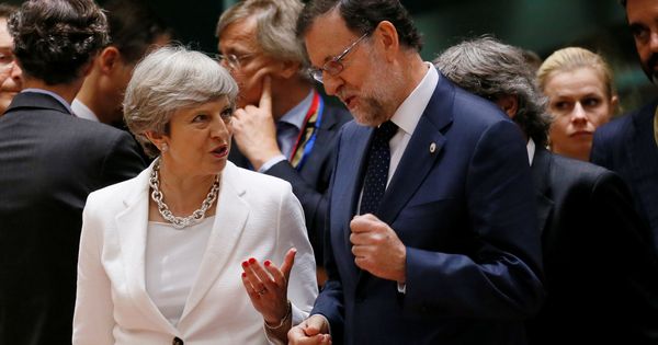 Foto: Rajoy con Theresa May en una cumbre europea. (Reuters)