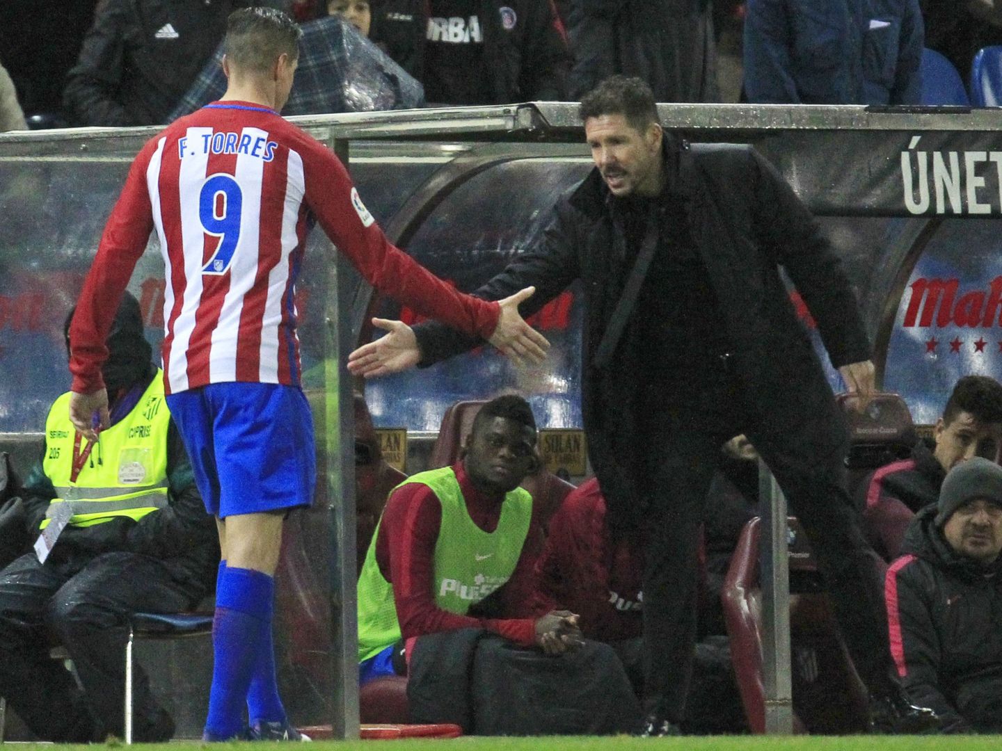 Fernando Torres dando la mano a Simeone tras ser sustituido. (EFE)