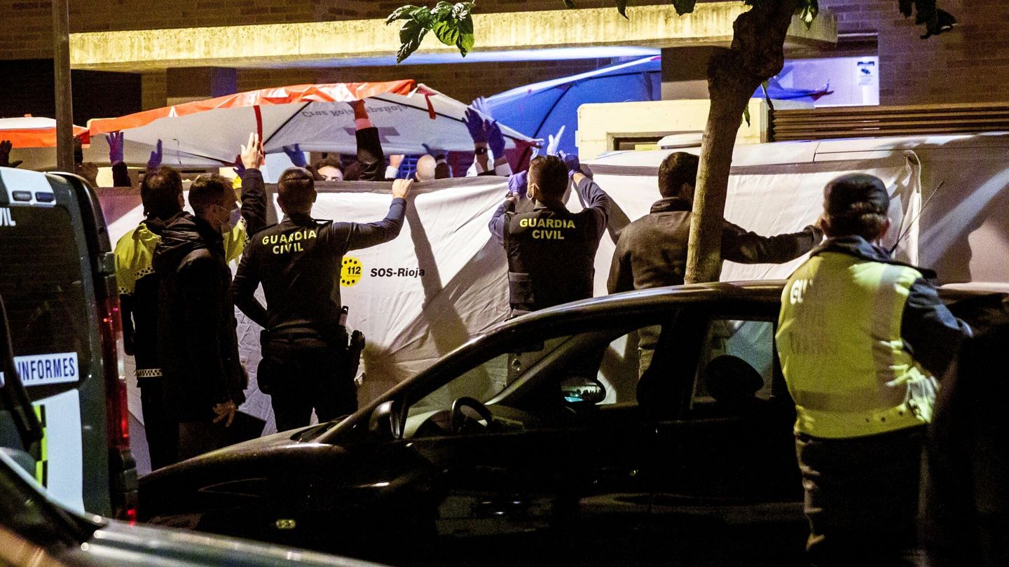 Efectivos de la Guardia Civil y trabajadores de la funeraria, a la espera de sacar el cuerpo del niño de nueve años que ha fallecido esta noche en Lardero (La Rioja). (EFE)