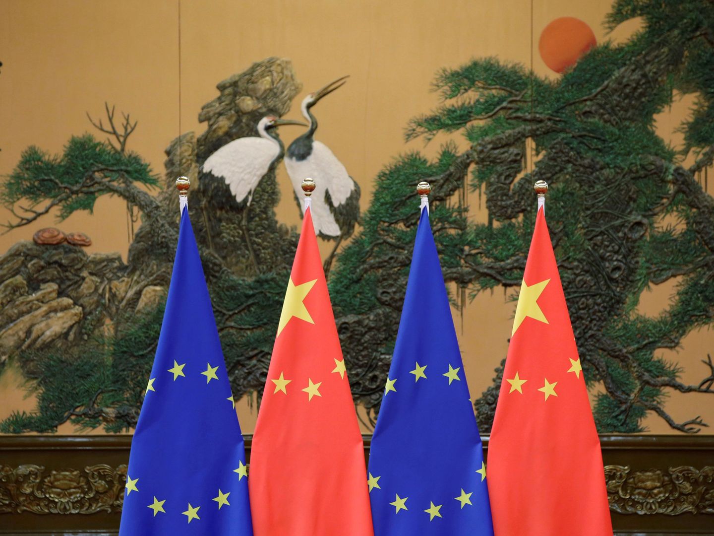 Banderas chinas y europeas durante una reunión en Pekín. (Reuters)