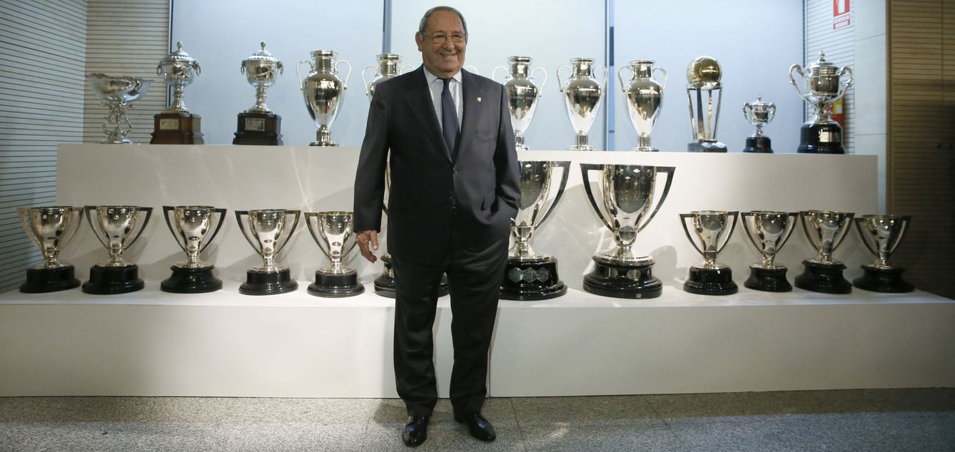 El exfutbolista y presidente de honor del Real Madrid, Paco Gento, durante el acto de cesión de su patrimonio histórico deportivo al club. (EFE)